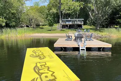 Image de Beautiful Waterfront 4 Season Lake House