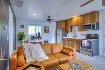 Image de Tranquil and Private, secure casita central location, comfortable beds!