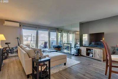 Image de Charming Downtown Condo with a View