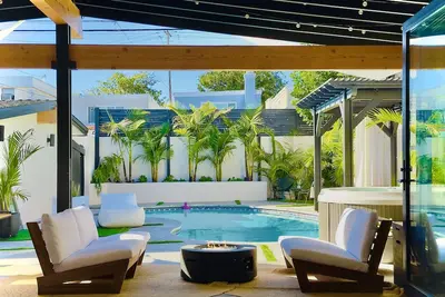 Image de Mid Century Modern Beach Villa with Pool - Close to beaches, parks, Disneyland