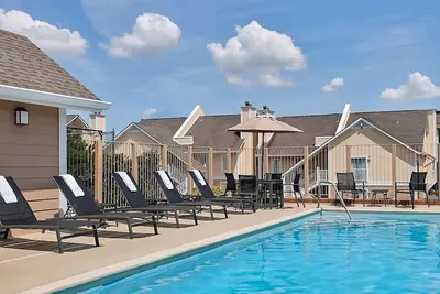 Image de Prime Location! Free Breakfast, Onsite Pool, Free Parking, Pet-Friendly Property