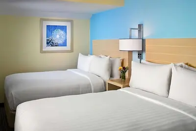 Image de Prime Location! 2 Convenient Units, Free Breakfast, Onsite Pool, Free Parking
