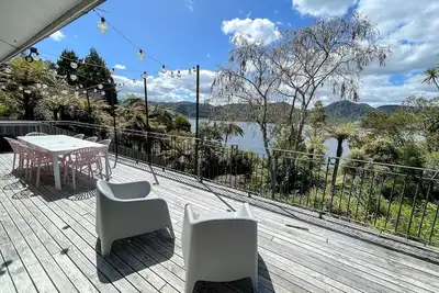 Image de Idyllic lake edge property - with own jetty!