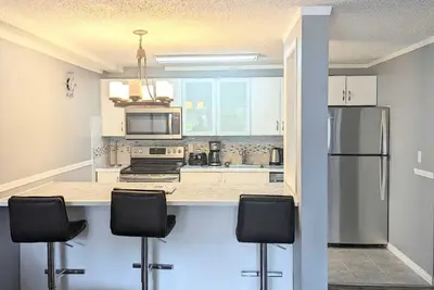 Image de Fully furnished 2 bedroom condo w/ free parking on premises