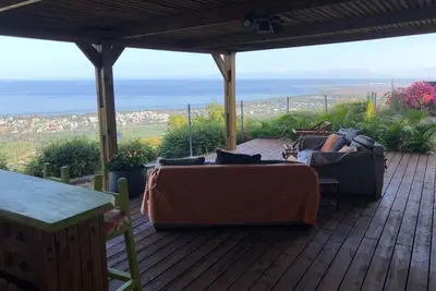 Image de Endroit calme et exotique, vue exceptionnelle sur la mer.