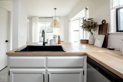 Image de Modern home in quiet neighborhood - 19 minutes to downtown.