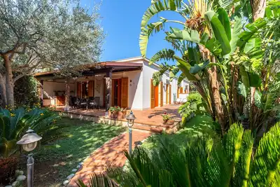 Image de \"Villetta Cala Rossa\" avec jardin, terrasse et A/C