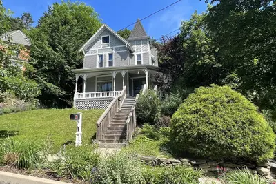 17 Cedar - Close to All Star Village in Oneonta, walk to Main St.
