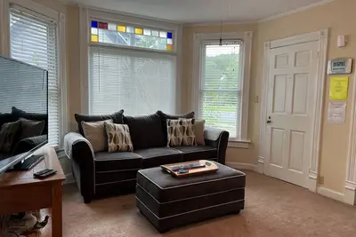 96 Spruce - Charming apartment in downtown Oneonta w/ hot tub
