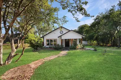 Image de Hill Country Cottage | Near River & Lake, Deck, Sleeps 10, Family-Friendly