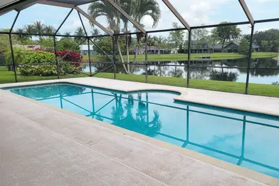 Image de Golf cart distance to Wef! Charming 3 bedroom waterfront home with heated pool.