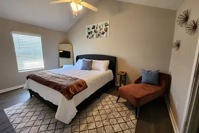 Image de Cheerful 4/3 private home w/King bed- 20 mins from Airport!