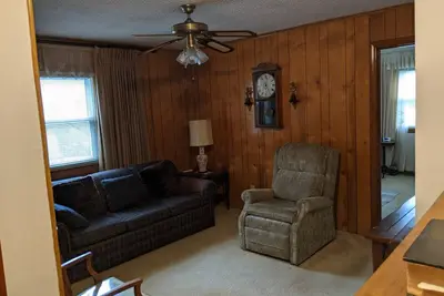 Image de Vintage 2 bedroom w/large yard space