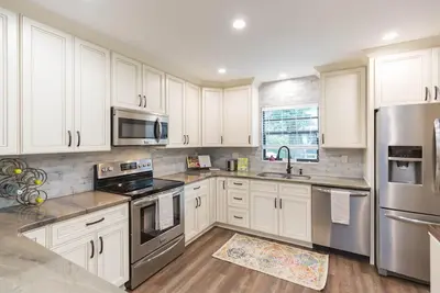 Image de Private and Cozy w/hot tub, only a few blocks from Hyde Park Village