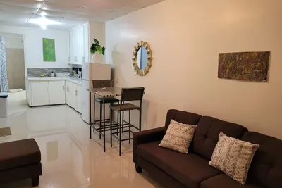 Image de (Pos) New Town charm steps away from carnival center, dining, club, the Savanah