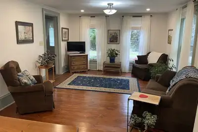 Image de Applewood - Pristine Farmhouse across the street from Cdp