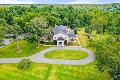 Image de A comfortable stay in a grand home
