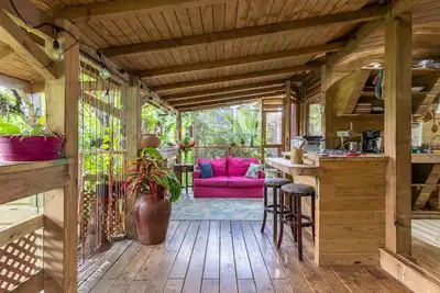 Image de 2 bedroom wooden cottage micro Climate living. open air living