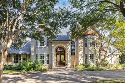 Image de Town & Country Home: 5, 000 sq ft_Pool_16 beds_basketball_ping pong_fire pit