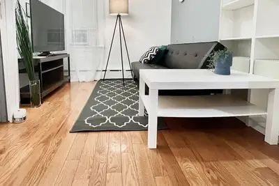 Image de 3-bedroom home (with Free-Parking)  10mins to Lga & 20mins to Jfk