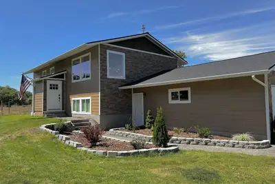 Image de Unique renovated 4 bedroom home on 1. 5 acre private lot