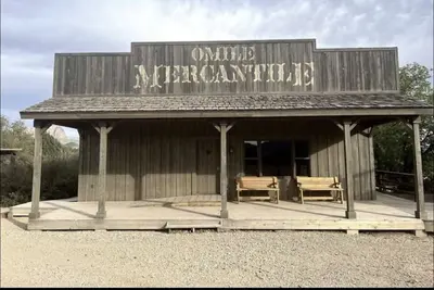 Image de “The Mercantile” is a farmhouse style home on Morning Line Ranch.