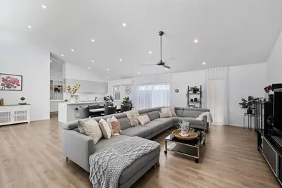 Image de Luxury home by the beach with pool - pets allowed!