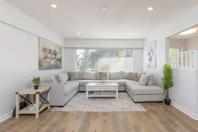 Image de Centrally located 3 bedroom 2 bathroom close to stores, restaurants and downtown