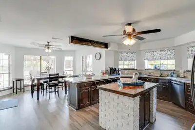 Image de Country Farmhouse, 13 minutes from Restaurants in Denton