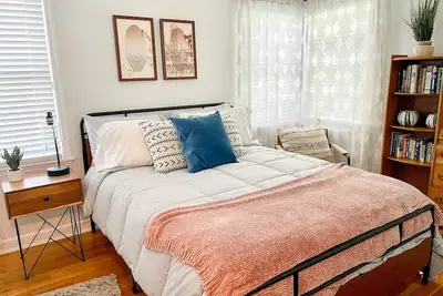 Image de Modern 2-bedroom 1930's Bungalow Close to Downtown