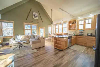 Image de Stunning Unit in River Run Village Walk to Slopes!