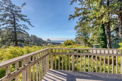 Image de Bamboo House! Cozy Ocean View Home in Manzanita with Large Deck and Fire Pit!