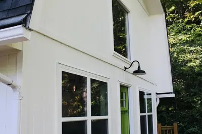 Image de High On the Hill - In Town Highlands!