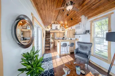 Image de Big Profile, Tiny Mtn Cabin