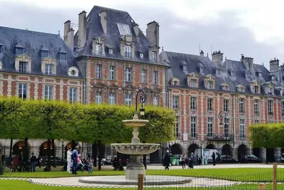 Image de Chic Marais Retreat | Steps to Cafes & Notre Dame