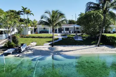 Image de Modern Beach LakeFront House in Miami!