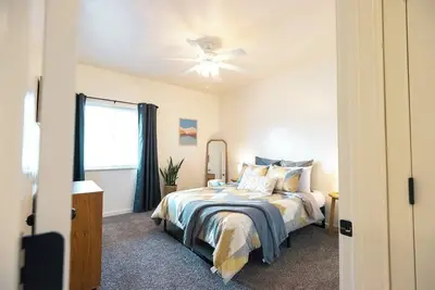 Image de Centrally-located two bedroom, two bathroom townhome with washer and dryer in a quiet neighborhood