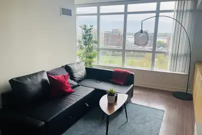 Image de Lovely and spacious 2-bedroom condo + free parking