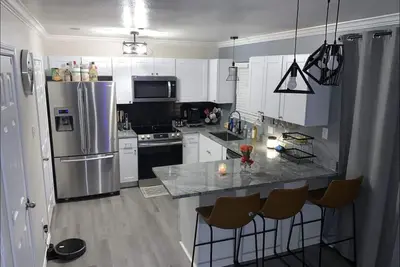 Image de The Lounge, cozy home away from home 10 minutes from downtown.