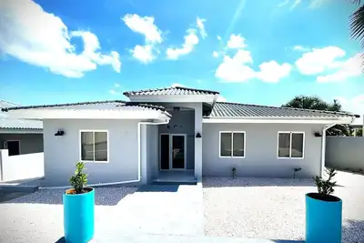 Image de Tropical Oasis-Spacious home, pool & sea views! Water and electricity included.