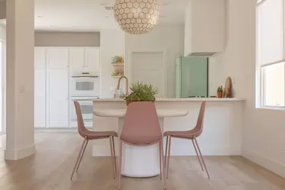 Image de New and Renovated! The Blush Ivy