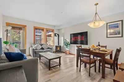 Image de Heated outdoor Pool & Tubs 2 Bedroom & 2 Full baths 5 beds 9 Guests