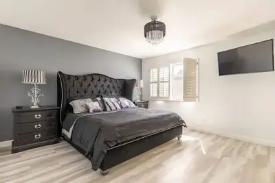 Image de Great Location! Modern Amenity heavy Townhome near all the studios!