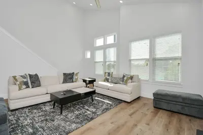 Image de Luxury getaway- Townhouse minutes from Downtown