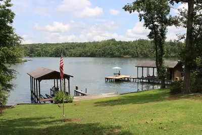 Image de Spend Lake Daze at Lake Sinclair retreat w/ renovated basement and private dock!