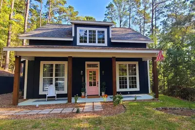 Image de Charming Cottage with direct access to Lake Livingston!