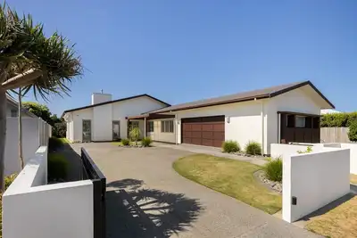 Image de Beach paradise with great entertaining. 15min walk to beach & 5min walk to shops
