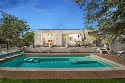 Image de Sunsets by the pool and beautiful treed views