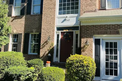 Image de Location Location, spacious 5Br 4 bath house in oldtown w/hot tub & firepit.