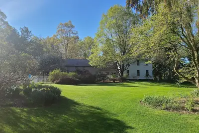 Image de Gorgeous large renovated historic home on 10 acres with pool